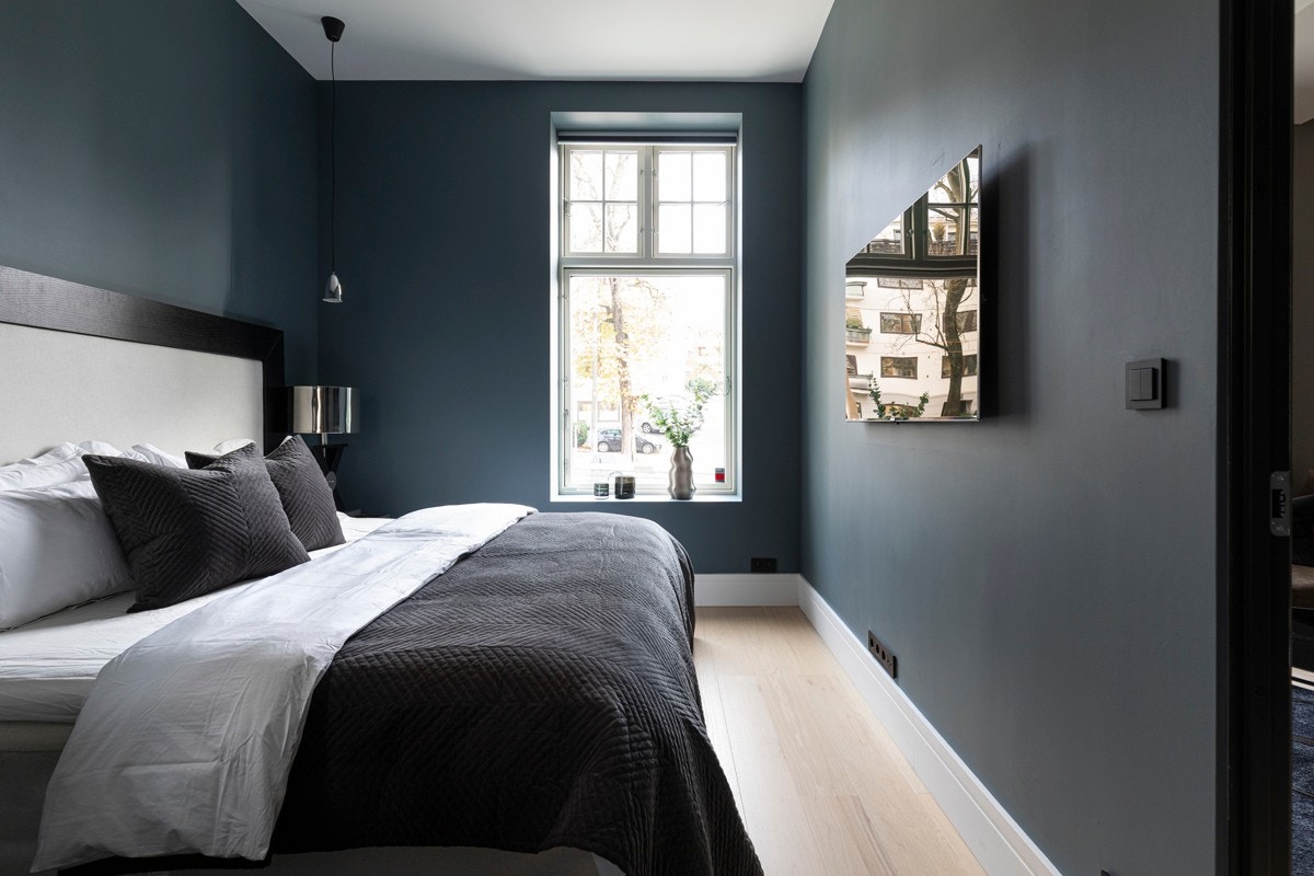 Hovedsoverom i 1. etasje med god plass til dobbeltseng, to nattbord og garderobeskap Galleribilde