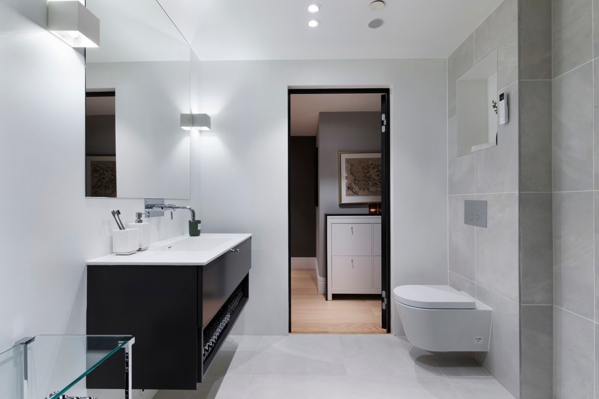 Delikat flislagt bad fra i underetasjen med separat vaskesone for vaskemaskin og tørketrommel Galleribilde