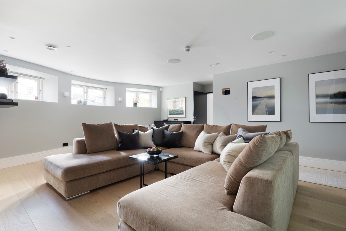 Stor stue nummer 2 utstyrt med projektor og lerret og romslig garderobeløsning Galleribilde