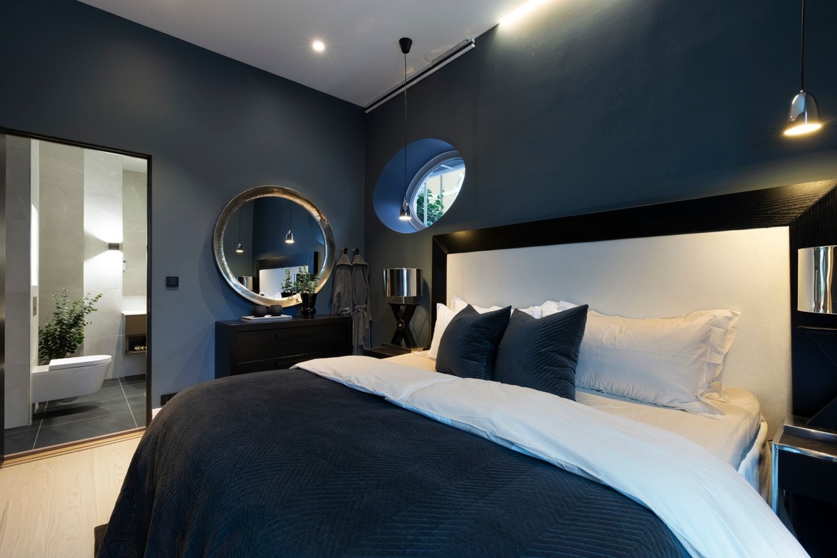 Hovedsoverom i 1. etasje med god plass til dobbeltseng, to nattbord og garderobeskap Galleribilde