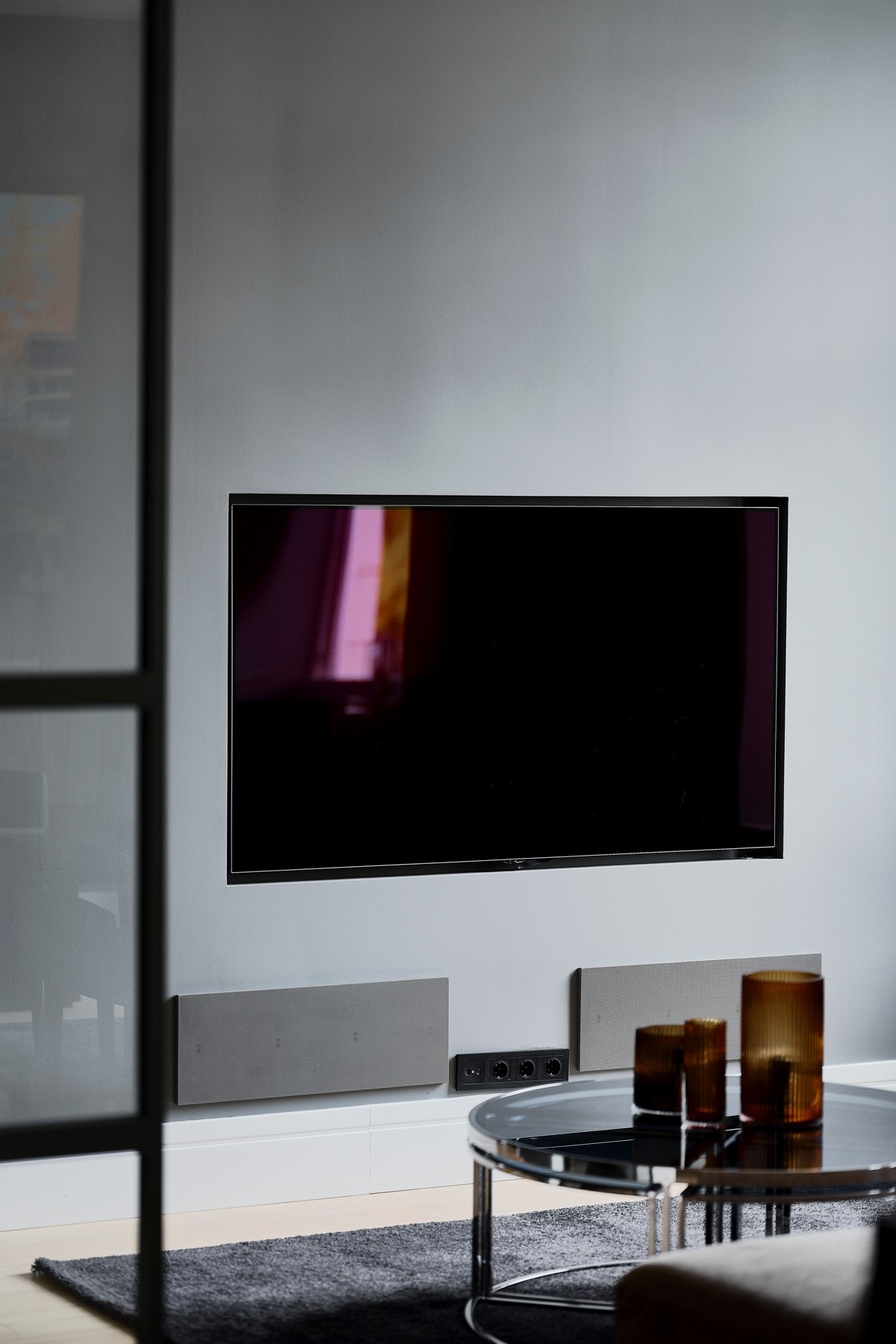 Opplegg for TV innfelt i vegg med skjulte kabelføringer Galleribilde