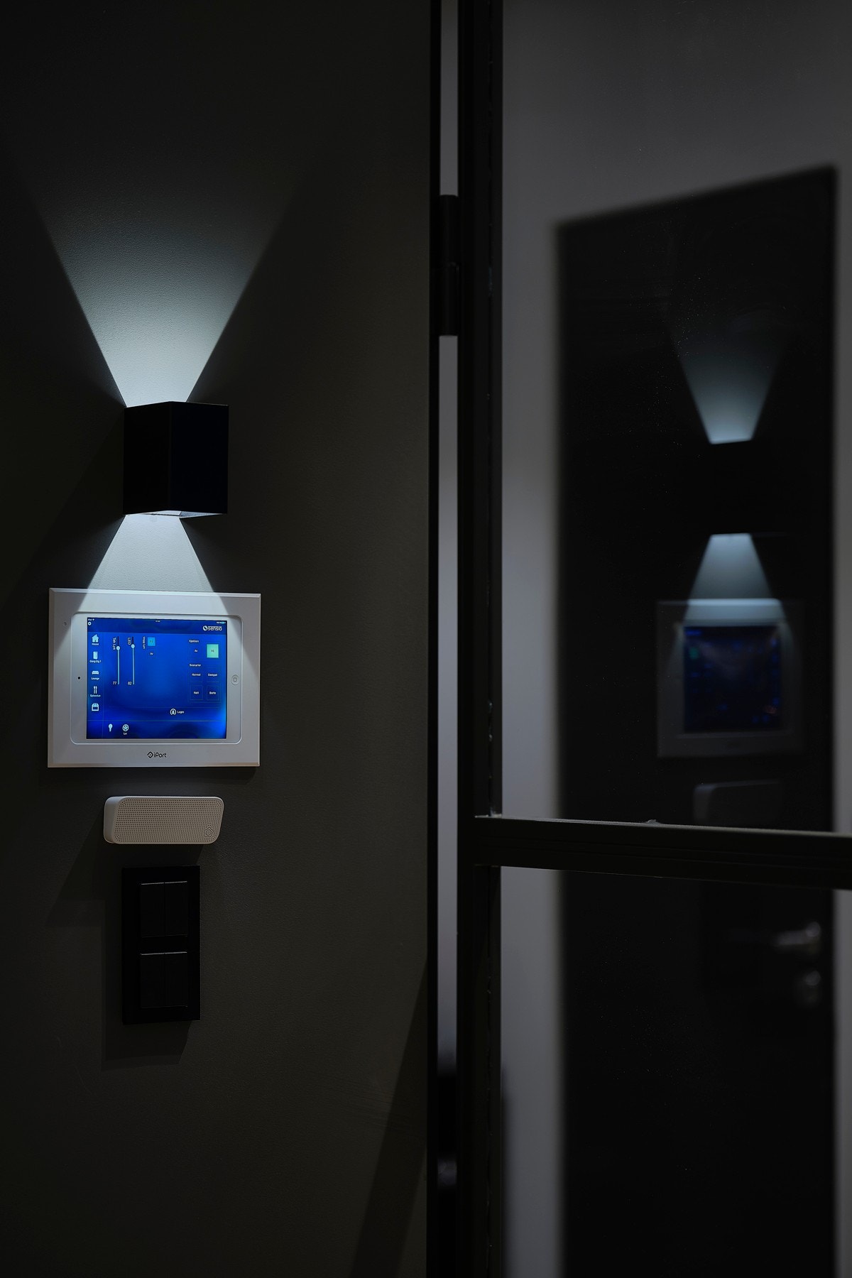 Sensio styringsanlegg for lys, varme og lydanlegg Galleribilde