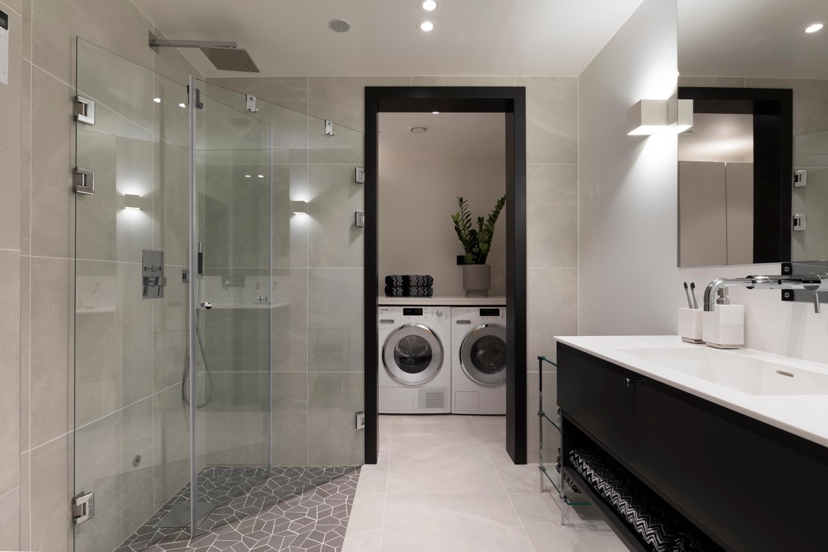 Dusjhjørne med svingbare glassdører, regnfallsdusj og blandebatteri Galleribilde