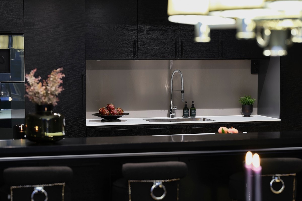 Stor kjøkkenøy med spiseplass i barløsning Galleribilde