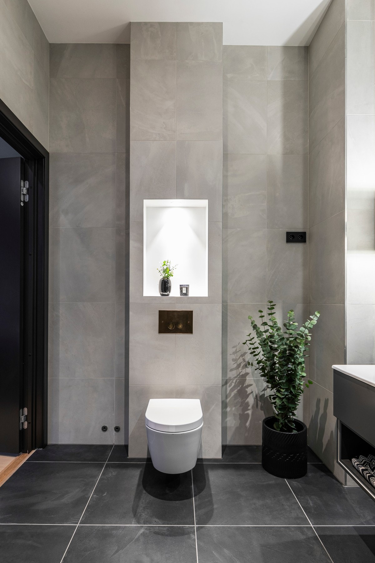 Eksklusivt materialvalg, store (60 x 60 cm) fliser og generøs takhøyde Galleribilde