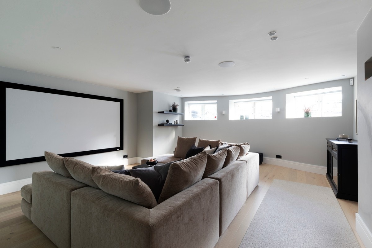 Stor stue nummer 2 utstyrt med projektor og lerret og romslig garderobeløsning Galleribilde