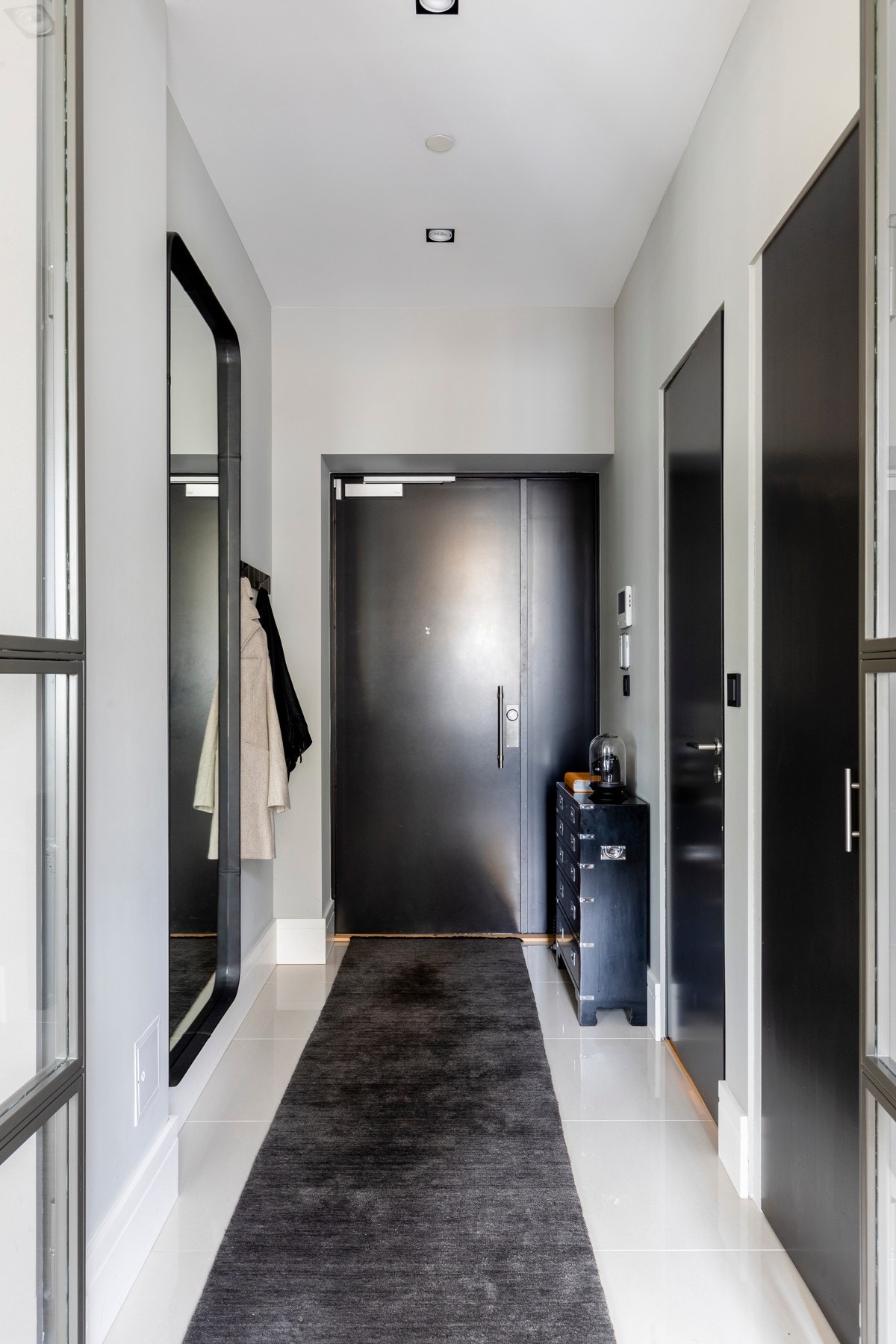 Innbydende entré med god plass til å henge fra seg yttertøy og sko. Inngang til gjestetoalett Galleribilde