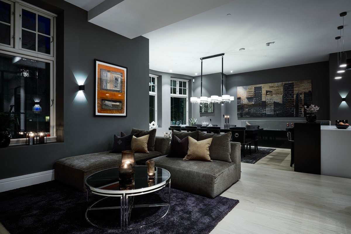 En rekke store vindusflater og generøs takhøyde på ca. 3,30 meter gir en helt spesiell romfølelse Galleribilde