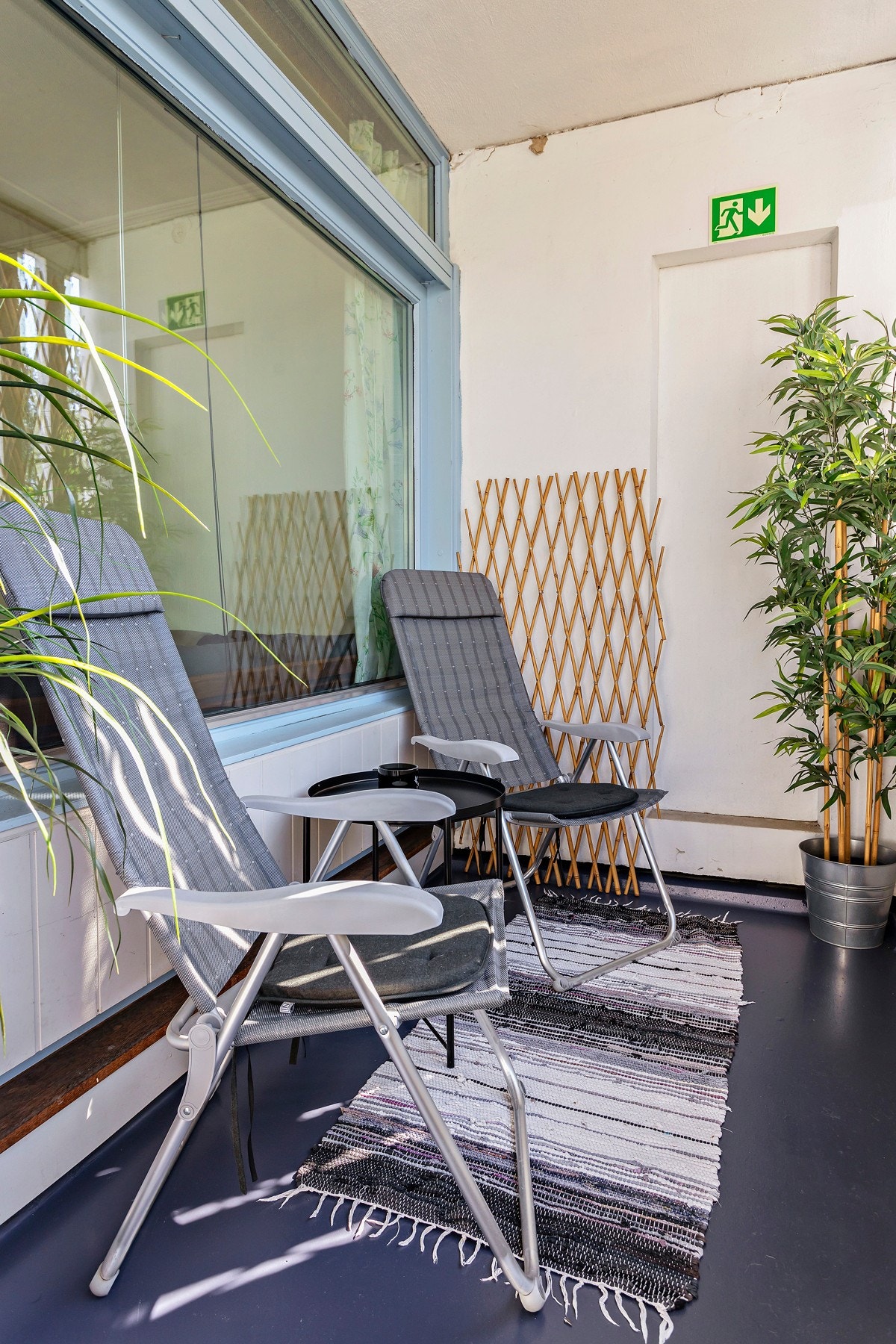 Balkongen er av god størrelse med god plass til sittegruppe og grill Galleribilde