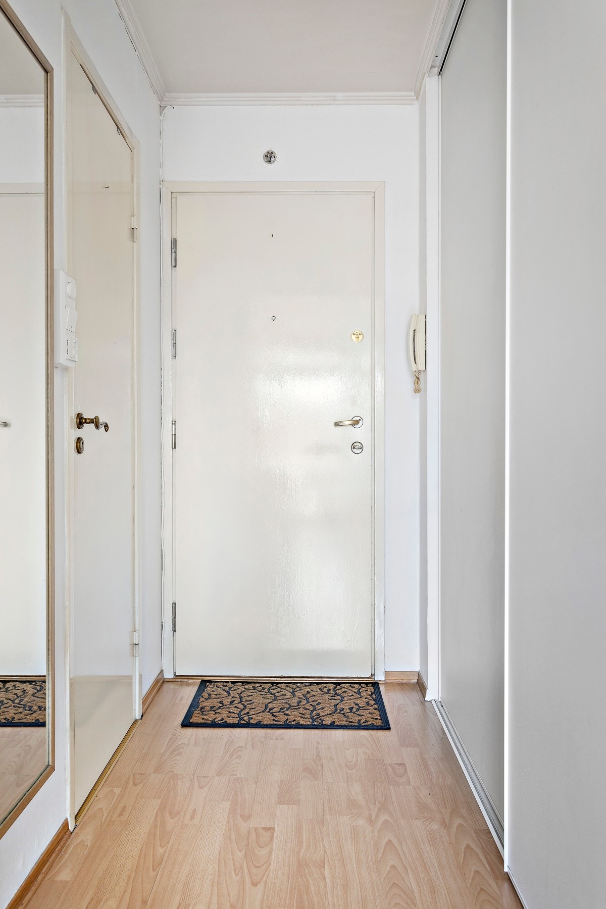 Hyggelig entre som gir et godt førsteintrykk av boligen Galleribilde