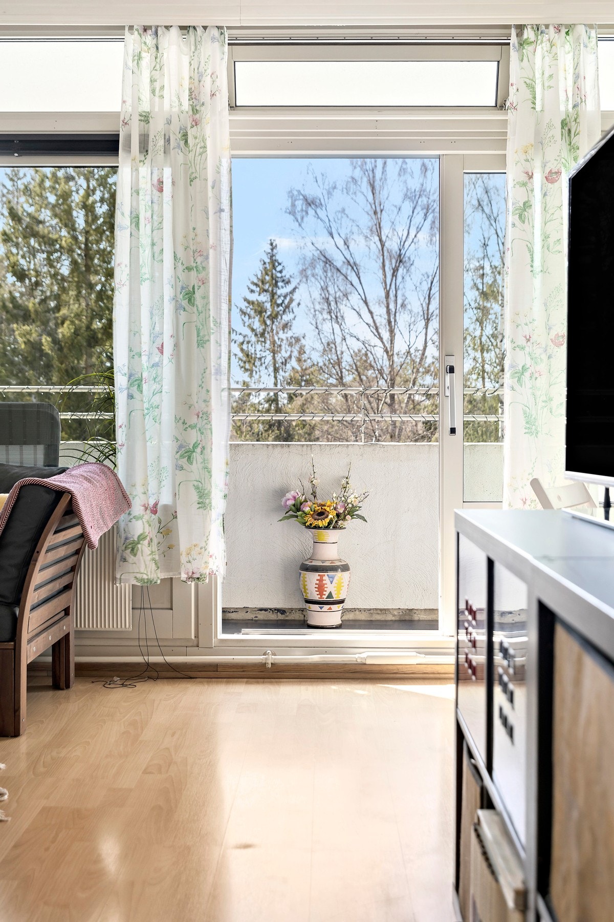 Fra stuen kommer du ut til en vestvendt balkong med gode solforhold Galleribilde