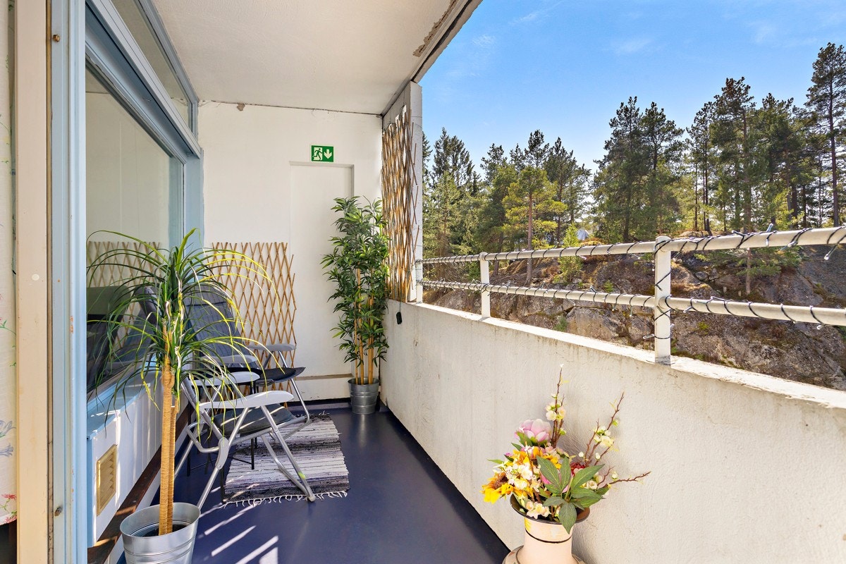 Fra stuen kommer du ut til en hyggelig vestvendt balkong med gode solforhold og flott utsyn Galleribilde