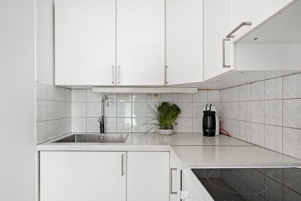 Innredningen består av glatte fronter, laminert benkeplate, nedfelt oppvaskkum, kombiskap og stekeovn Galleribilde