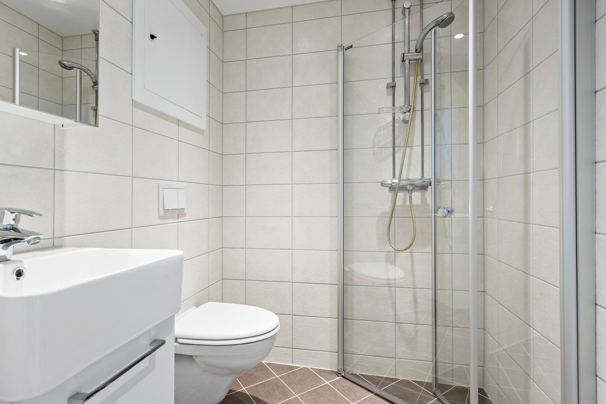 Pent flislagt bad med gulvvarme, rehabilitert i regi av borettslaget i 2019 Galleribilde