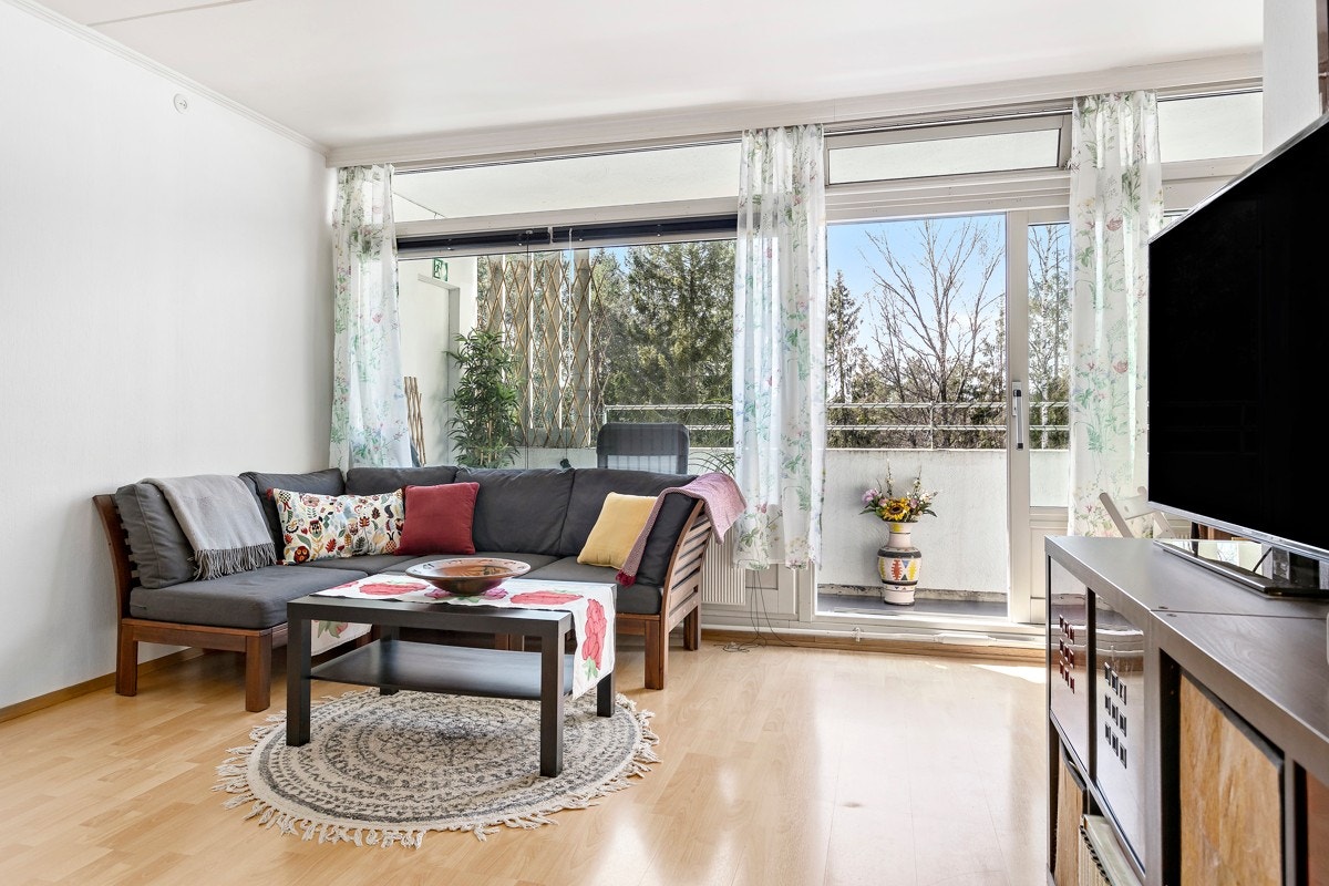 Stuen oppleves som lys og romslig med store vindusflater som slipper inn rikelig med lys Galleribilde