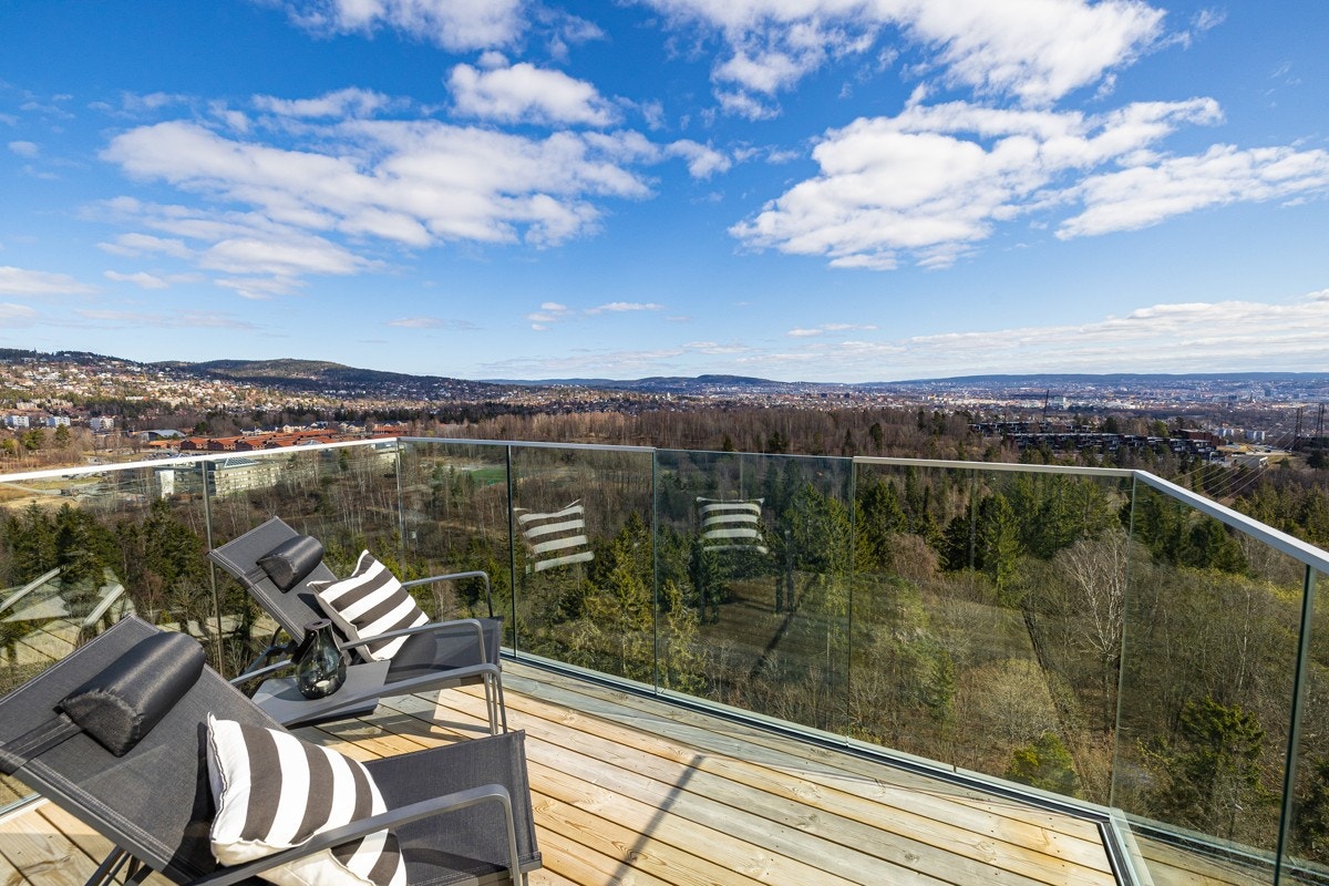 Østvendt balkong på 7 m² med utsikt mot Mærradalen, Holmenkollen, byen og fjorden Galleribilde