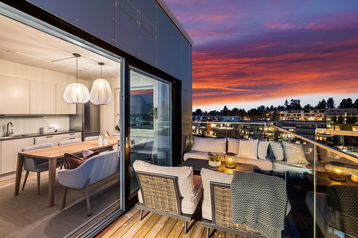 Kveldsstemning - Vestvendt balkong med utgang fra både stue og spisekjøkken Galleribilde