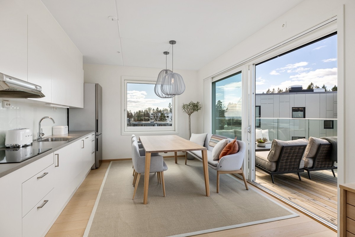 Utgang til balkong som forlenger spiseplassen på sommerhalvåret Galleribilde