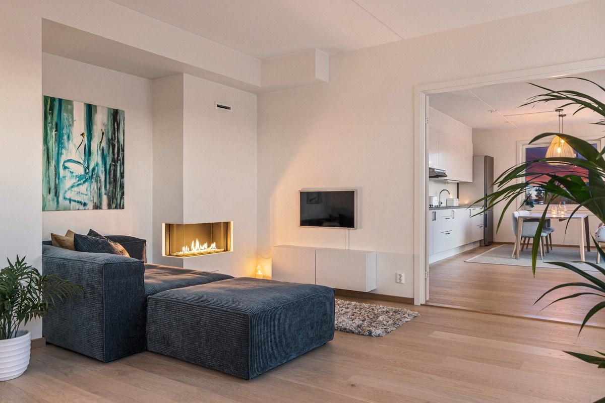 Kveldssteming - Egen sone i stue med gasspeis og TV-seksjon Galleribilde