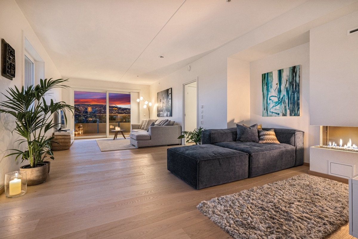 Kveldssteming - Stue mot balkong Galleribilde