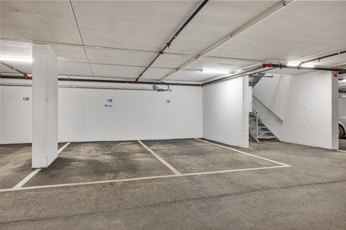Garasjeplass med god intern plassering. Mulighet for el-bil lader. Plassen ved siden av er til salgs. Galleribilde