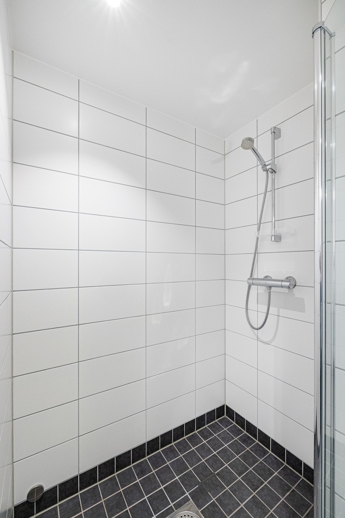 Stor dusjnisje Galleribilde