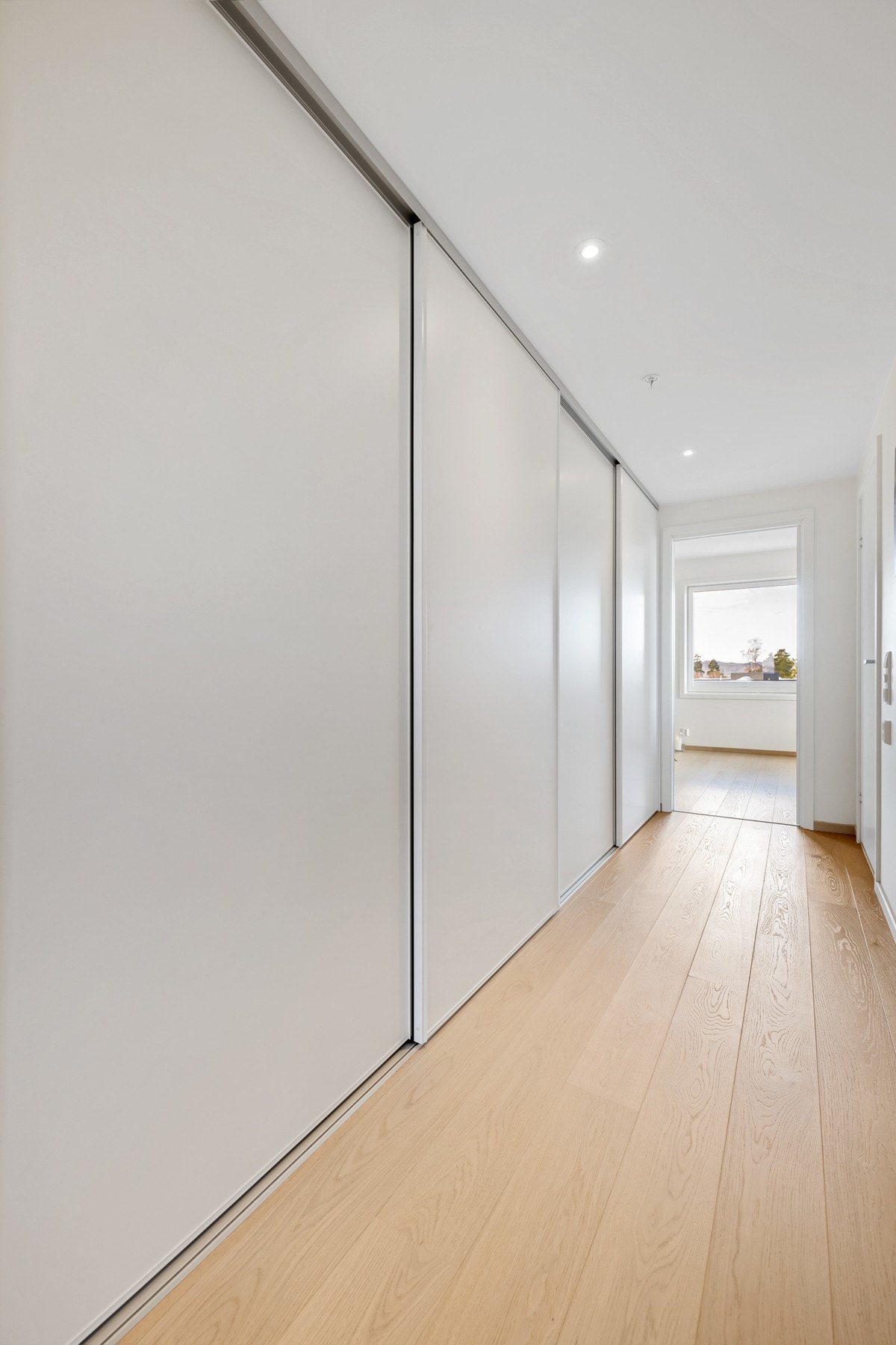 Gang med stor skyvedørsgarderobe Galleribilde