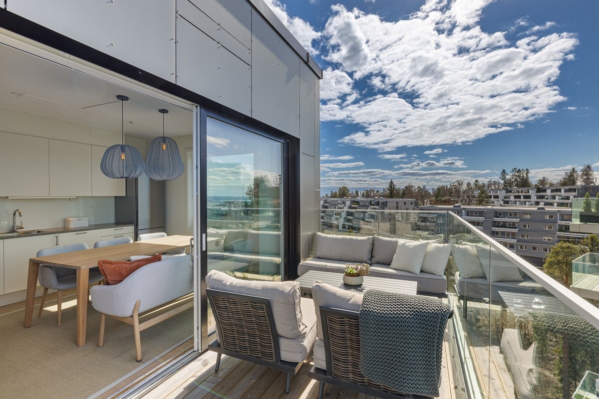 Vestvendt balkong med utgang fra både stue og spisekjøkken Galleribilde