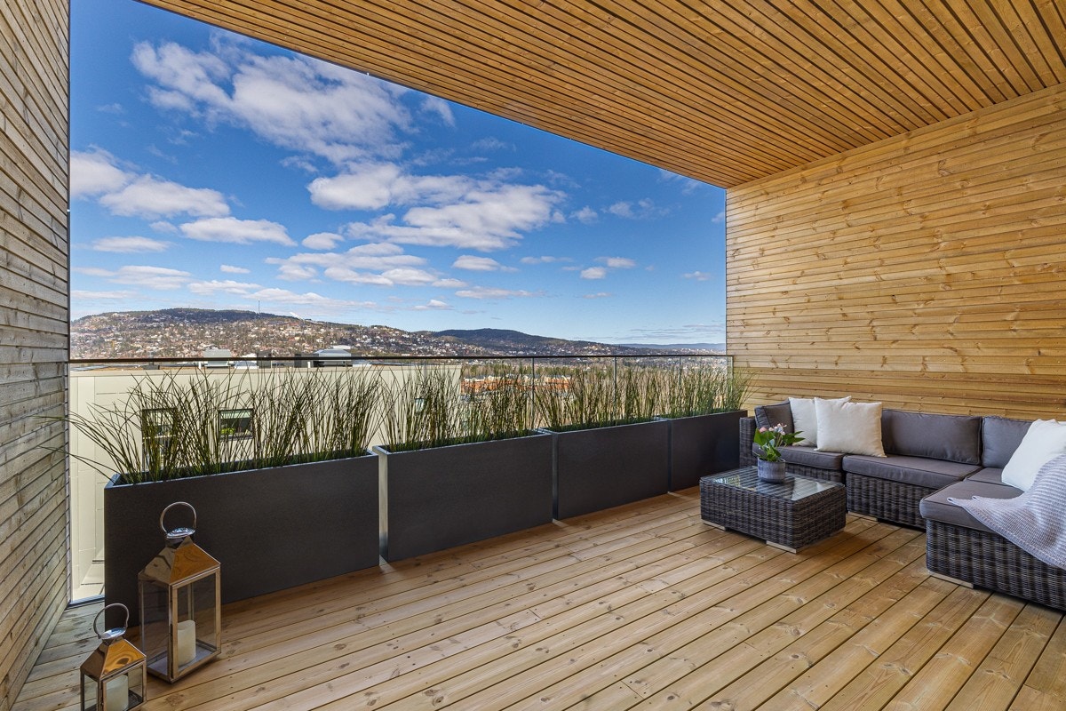 Nordvendt balkong på 17 m² med utsikt mot Holmenkollen Galleribilde