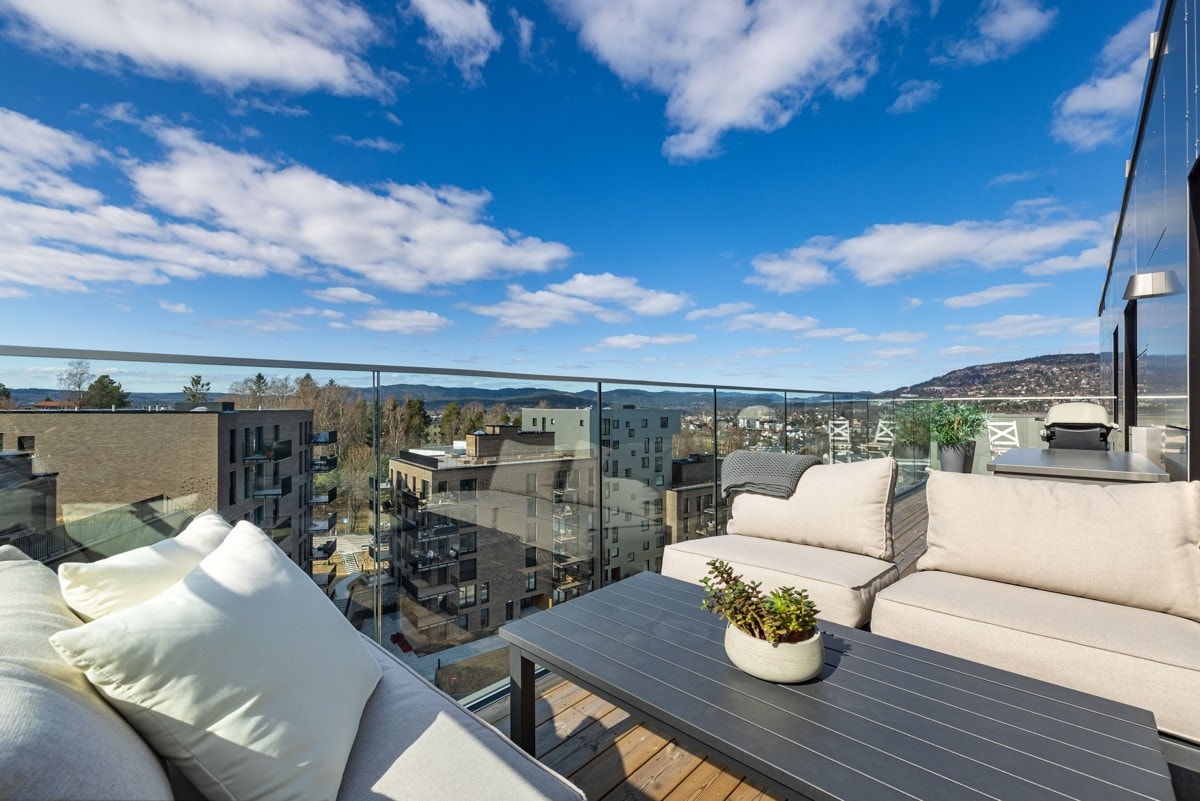 Balkongen er på 20 m². Plass til flere sittegrupper og grill Galleribilde