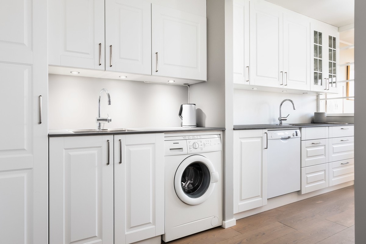 Praktisk vaskerom med inngang også fra gangen Galleribilde