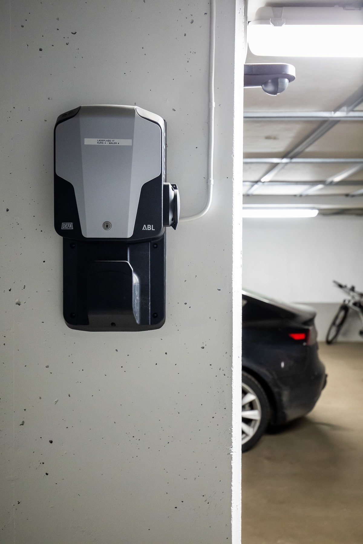 Egen garasjeplass med elbil-lader. Heisadkomst fra garajen Galleribilde