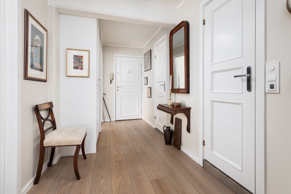 Entré/gang med garderobe Galleribilde