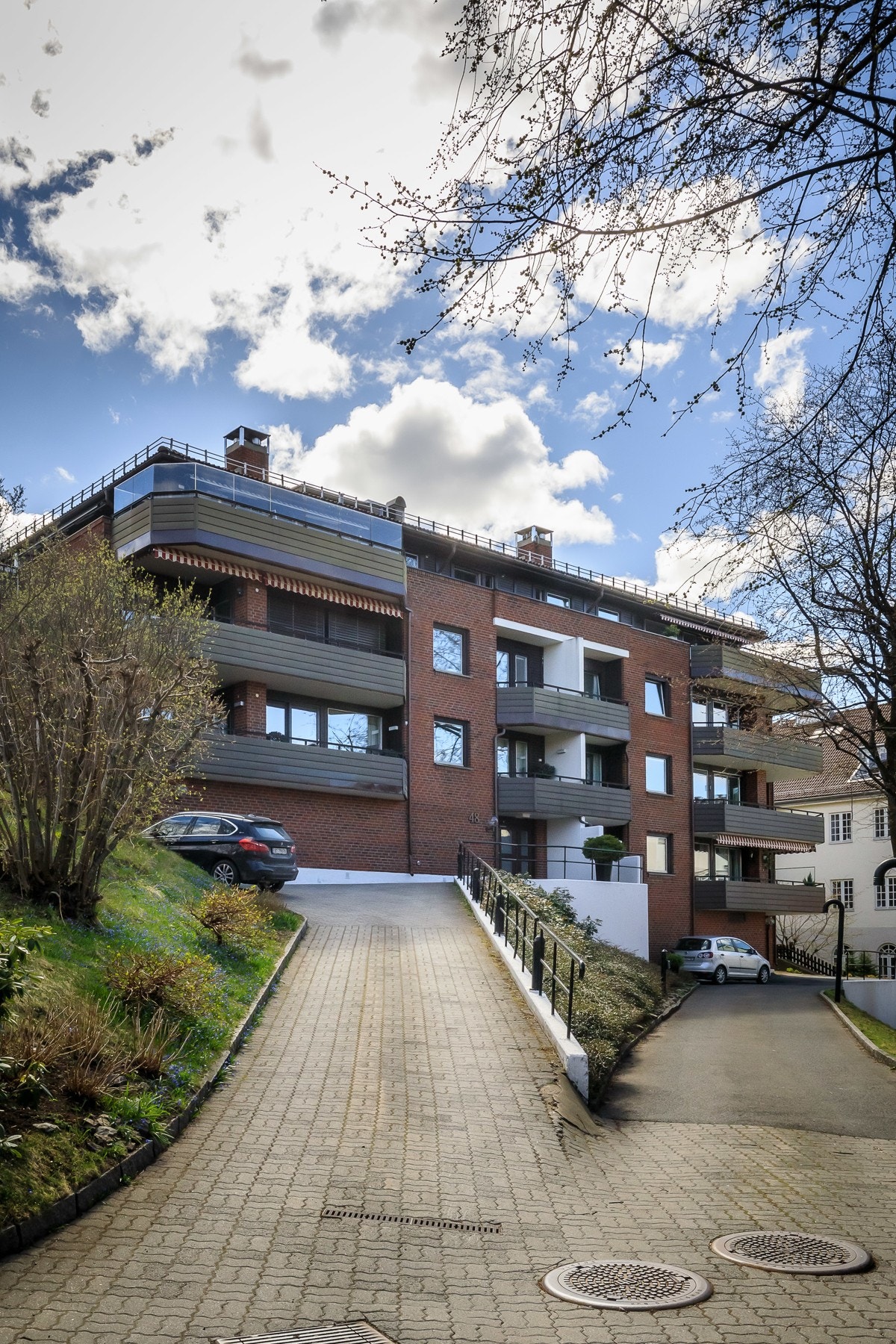 Gården ligger tilbaketrukket fra veien Galleribilde