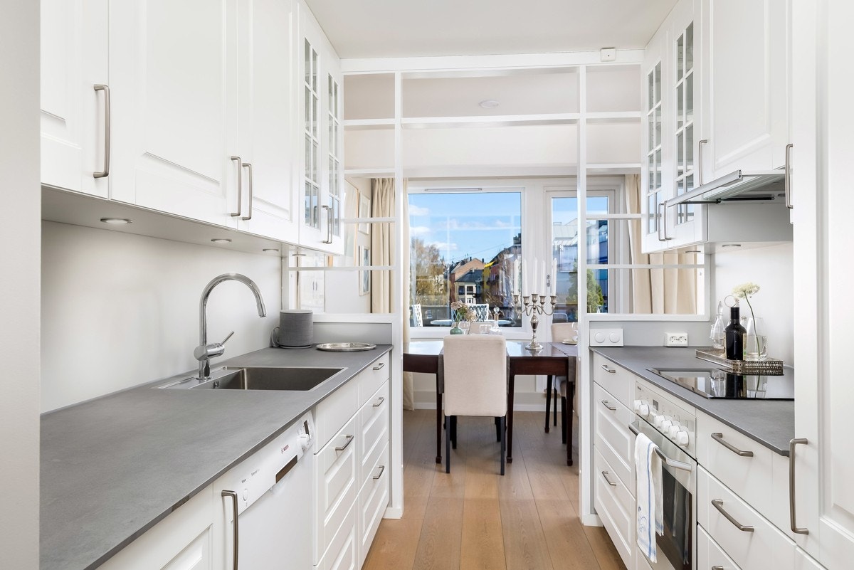 Moderne kjøkken med integrerte hvitevarer Galleribilde