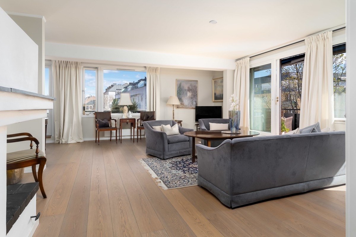 Lys og luftig spisestue-stue med peis Galleribilde