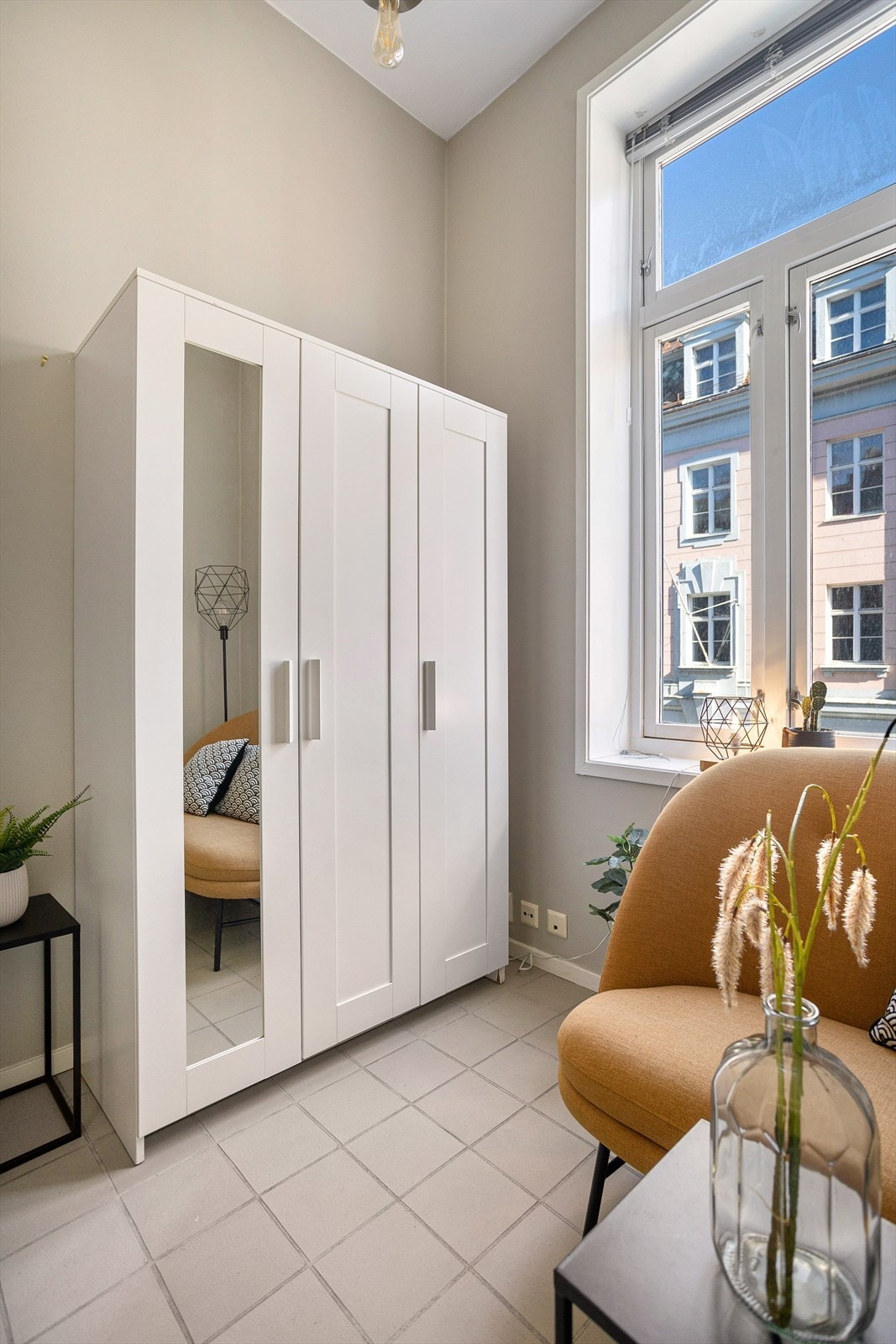 Hyggelig stue med malte flater og store vindusflater som gir godt med lys, samt god takhøyde målt til 3,22 meter som gjør rommet svært luftig Galleribilde