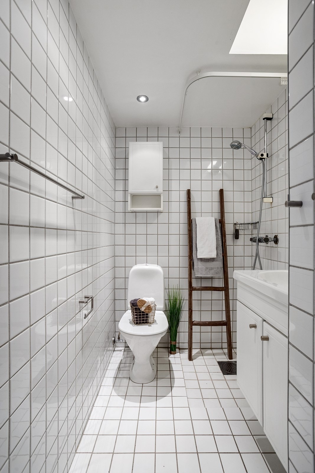 Pent flislagt baderom med downlights i himling Galleribilde