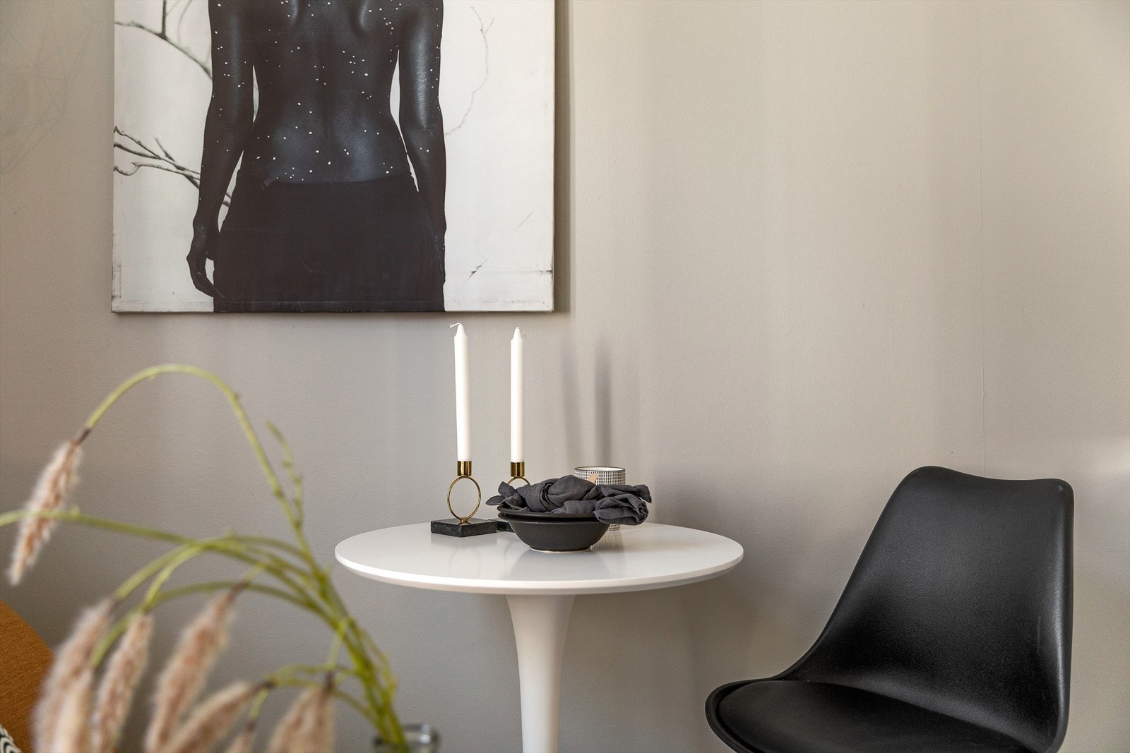 Og et lite spisebord ved kjøkkendelen Galleribilde