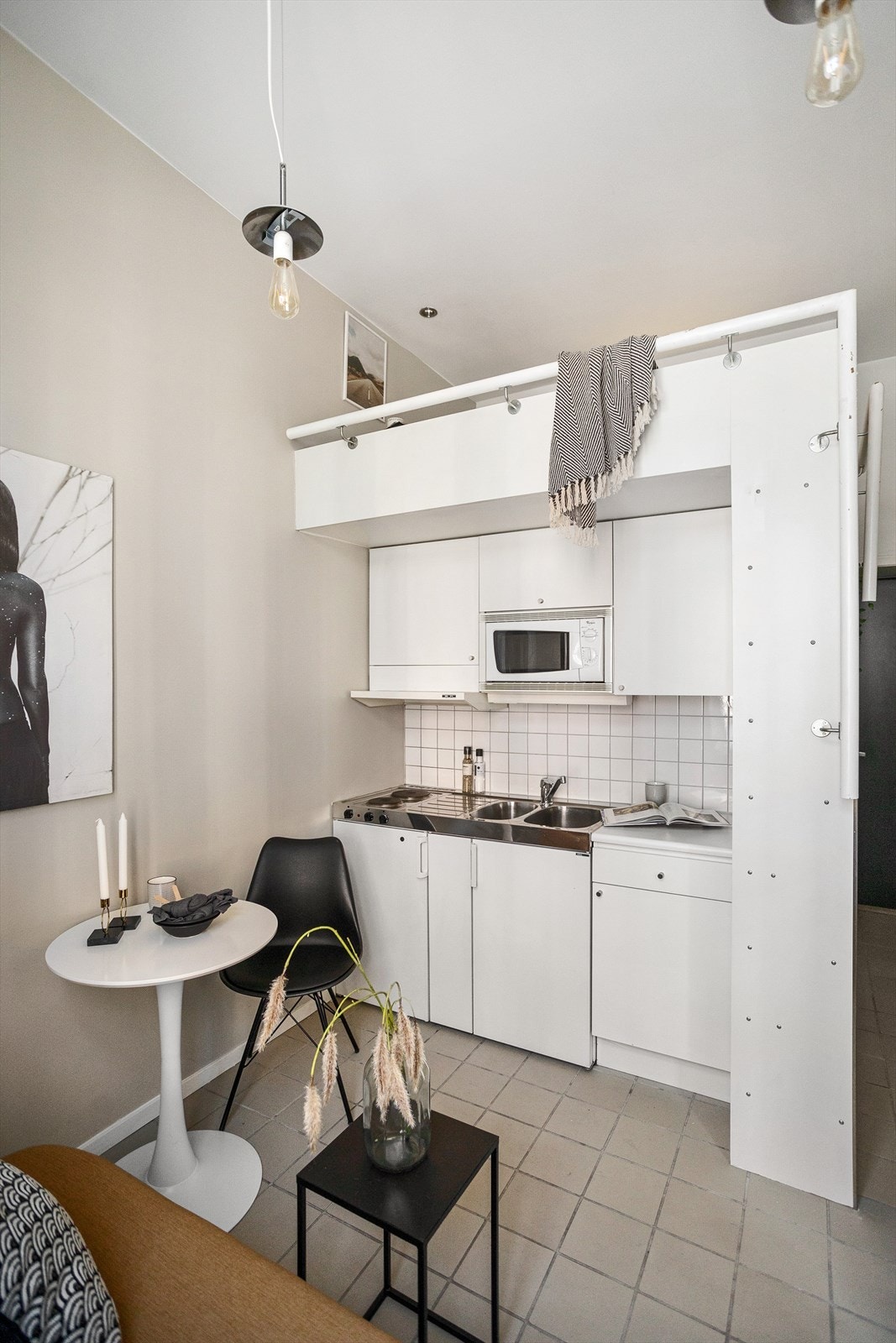 Pen kjøkkeninnredning med slette fronter, laminat benkeplate og benkebeslag Galleribilde