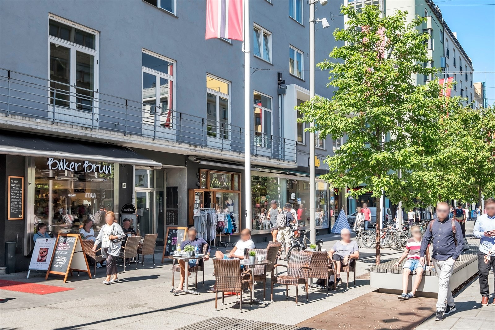 Umiddelbar nærhet til et bredt utvalg av butikker, kafeer, kino, restauranter og offentlig kommunikasjon Galleribilde