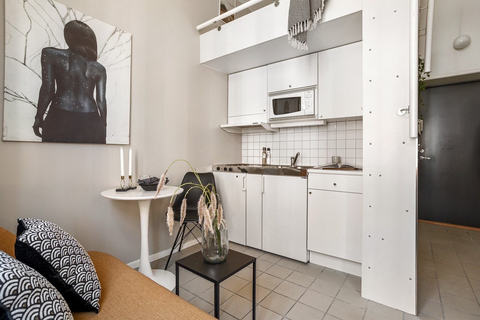 Det er oppvaskkum av rustfritt stål med ettgreps armatur, fliser på vegg over kjøkkenbenk, samt benkeskapsbelysning og stikkontakt over kjøkkenbenk Galleribilde