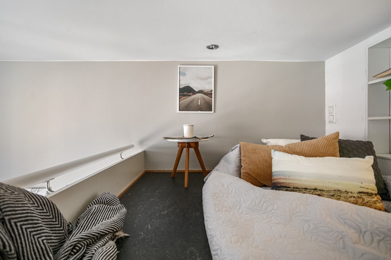 På hemsen kan du innrede med en dobbelmadrass og nattbord Galleribilde