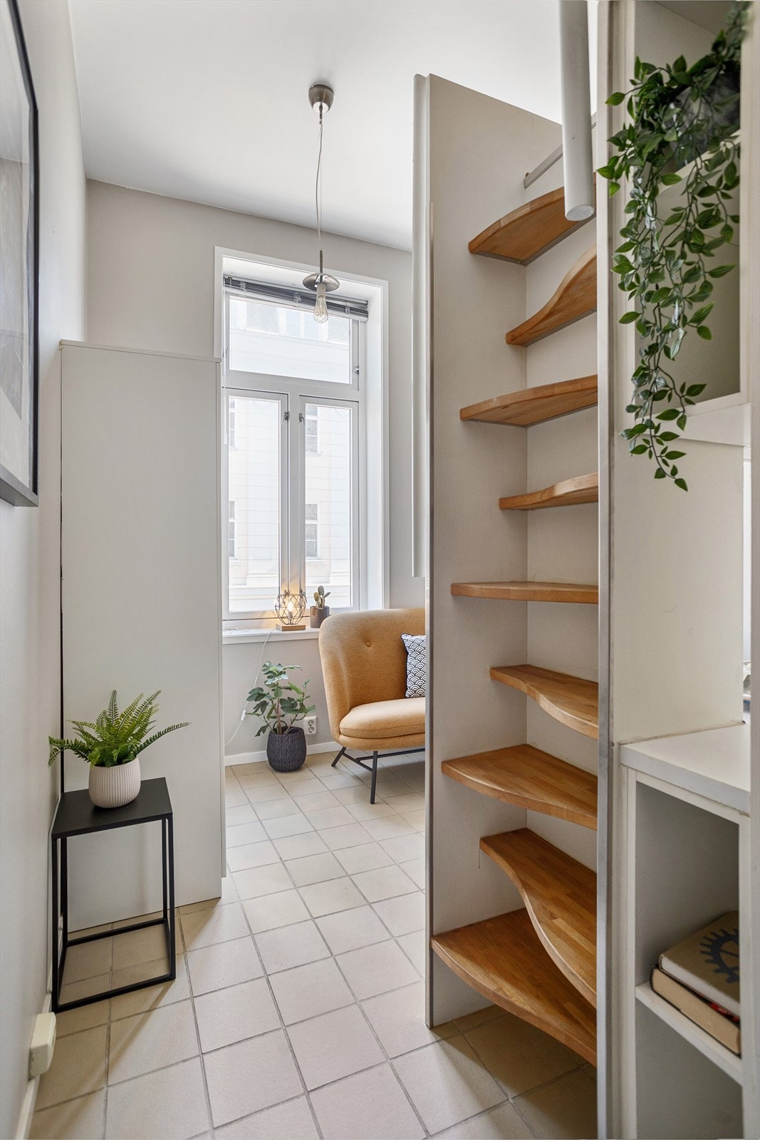 Innbydende entré som gir et godt førsteinntrykk av leiligheten Galleribilde