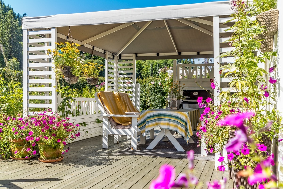 Det er markterrasse på ca. 60 kvm som strekker seg rundt to husvegger og har paviljong. Galleribilde