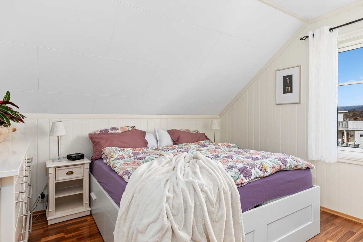 Lagringsplass finnes i en bod i andre etasje og i garasjen. Galleribilde