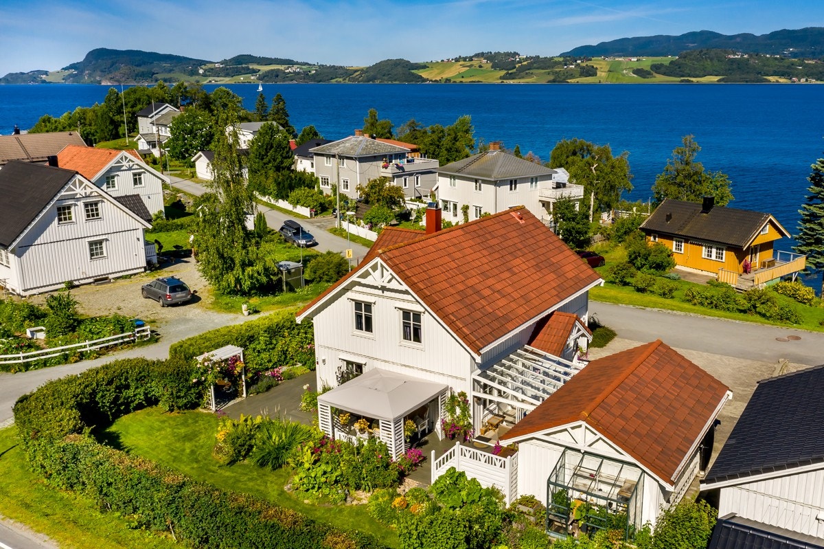 Eiendommen er familievennlig og ligger nær turområder, skoler og alt man ellers trenger. Galleribilde