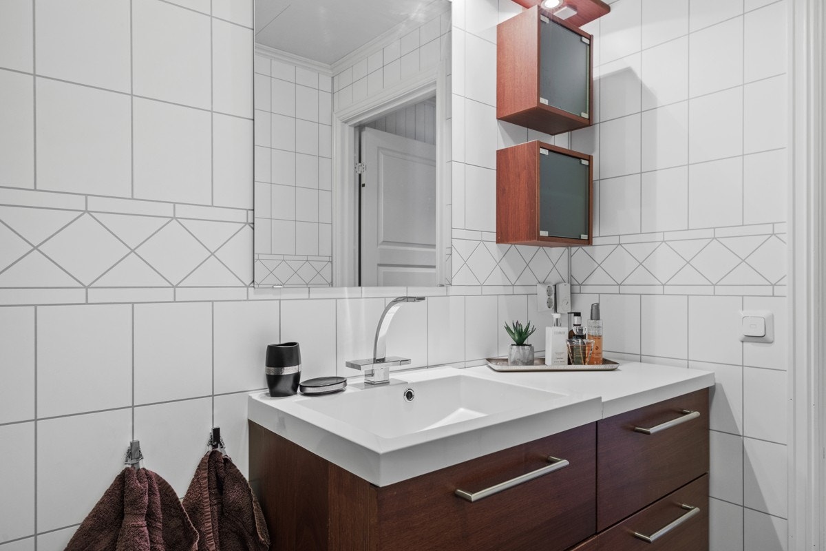 Det andre badet er på 5 kvm og har tidløse fliser på gulv, våtromsplater på veggene og varme i gulv. Galleribilde