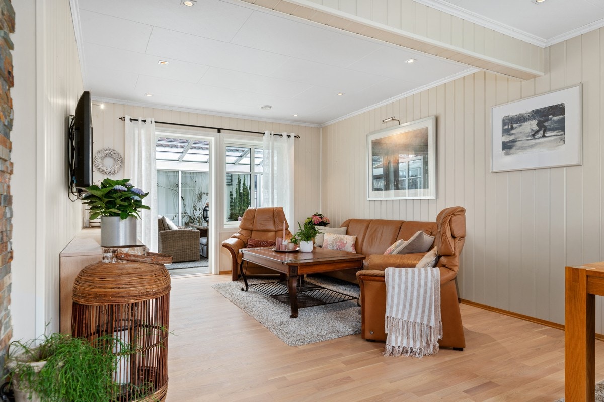 Rommet har dør ut til vinterhagen, som er på ca. 12 kvm og kan brukes fra tidlig vår til sent på høst. Galleribilde