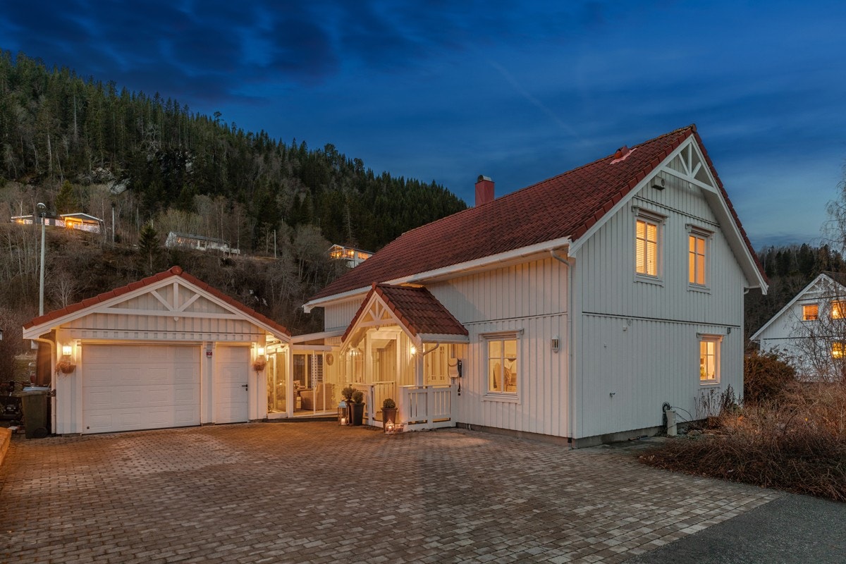 Boligen har garasje og det er gode parkeringsforhold på romslig gårdsplass. Galleribilde